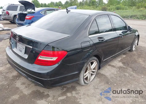 2013 Mercedes-Benz C 250 Luxury/Sport z USA, uszkodzony, nr VIN WDDGF4HB7DR295826